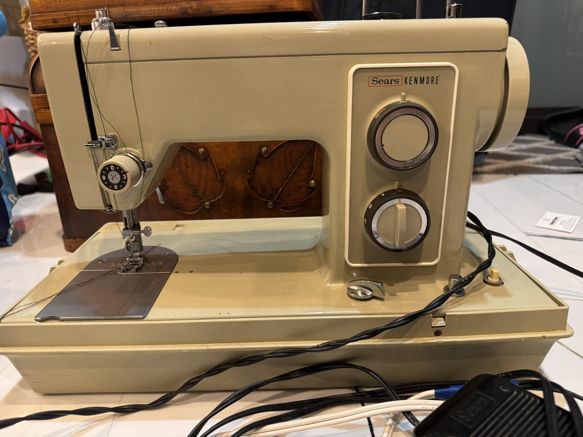 Sears Kenmore 5186 Portable Sewing Machine Vintage 1 Amp Motor E.C.