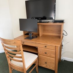 FREE IfPick Up On 1/24 Desk And Chair