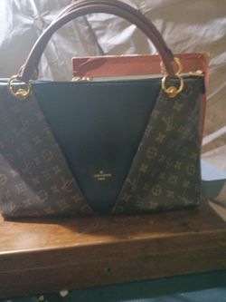LOUIS VUITTON  V SHAPE BLACK MM  MONOGRAM PURSE