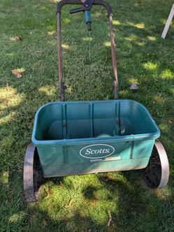 Lawn fertilizer spreader