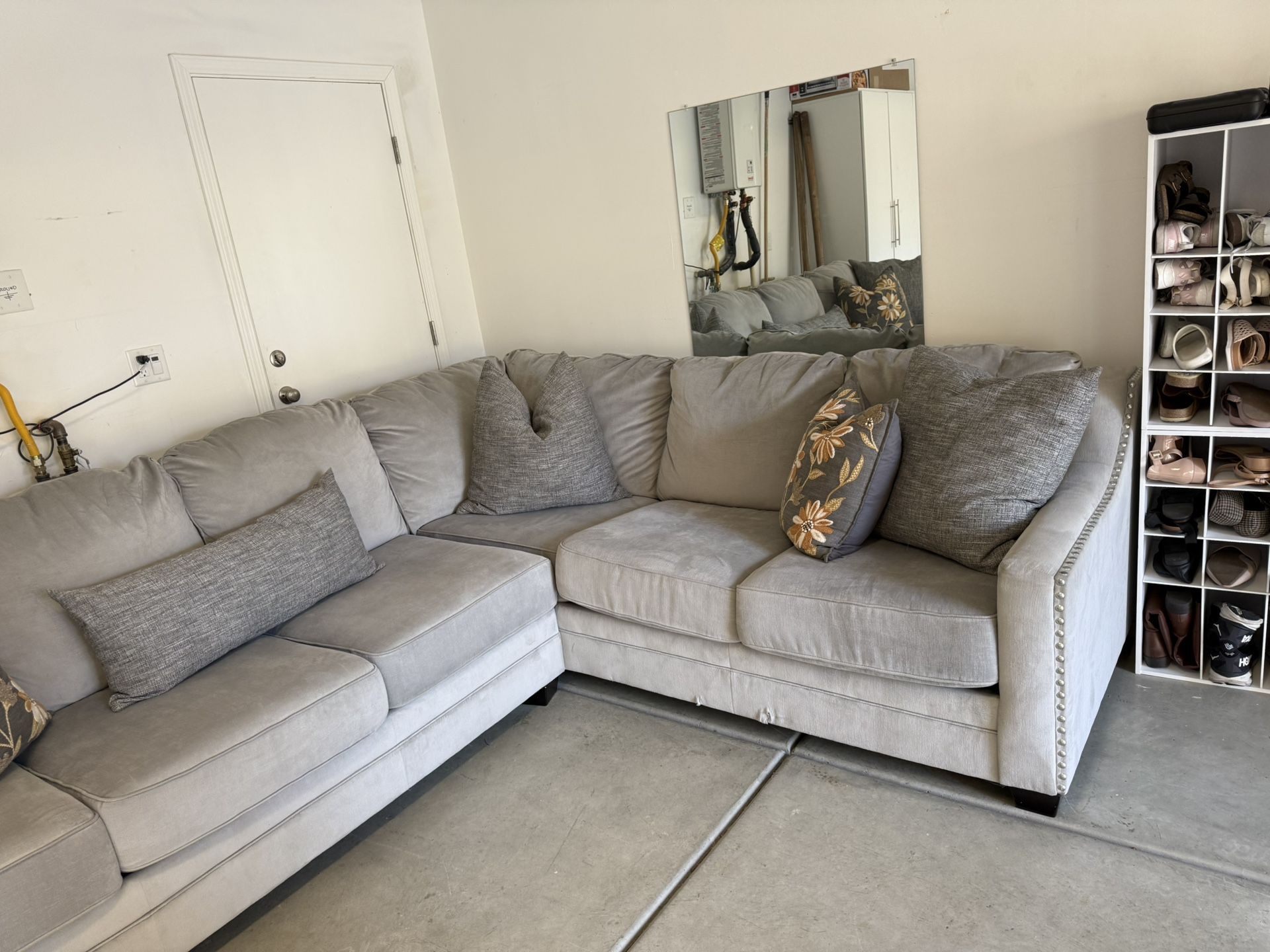 🛋️ Comfy & Stylish Gray Sectional Sofa. $200 (Rocklin, CA) 🏡