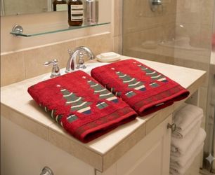 Vintage Christmas Tree Bath Towels - Set of 2 Red Holiday Bath Towels