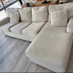 Sectional Couch With Pull-Out Bed 