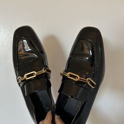 Burberry Chillcotpatent Leather Loafer With Gold Chain 