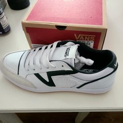 New Vans Size 9.5 Men's Unisex Shoes    Sapatos Nuevos Vans Size 9.5 Para Hombre y Unisex  $55