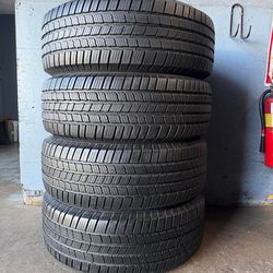 255/70/16. Michelín