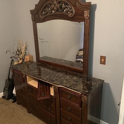 Dresser w/Mirror