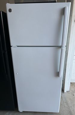 GE Refrigerator (1 month warranty)