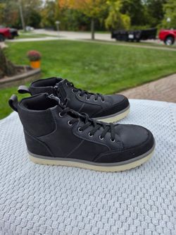 Boys side zip shoes. Sz 4