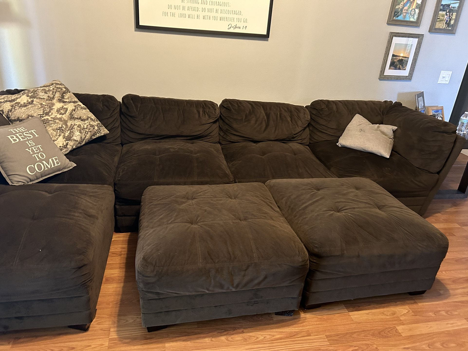 Gorgeous Brown Sectional W/Two Ottomans 