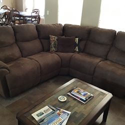 Lazy Boy Sectional With Two End Reclining Seats. Like New.