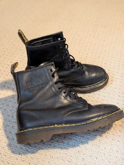 Dr Martens 1460 vintage 1990's 8 eye boots  men's 6 women's 7