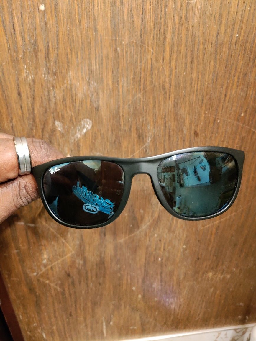 Ray-Ban Sunglasses Dam Near New A Month Old 