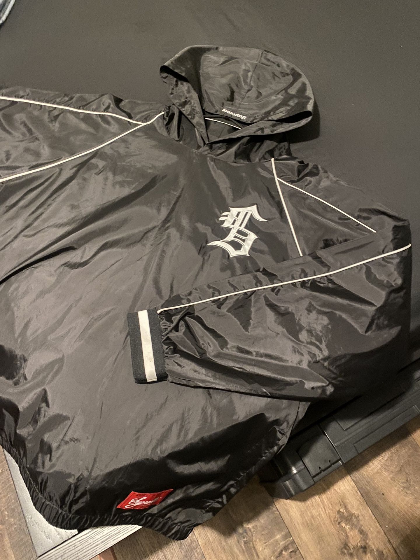SUPREME WINDBREAKER