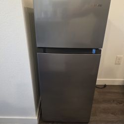 Vissani 2 Door Mini Refrigerator And Freezer 