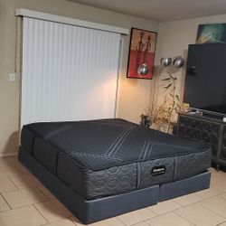 BRAND NEW KING SIZE BEAUTY REST BLACK HYBRID MATTRESS AND BOXSPRINGS FOR SALE! IN EXCELLENT CONDITION,  FREE DELIVERY 