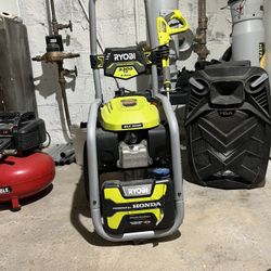yobi 3300 PSI 2.5 GPM Cold Water Gas Pressure Washer with a Honda engine.