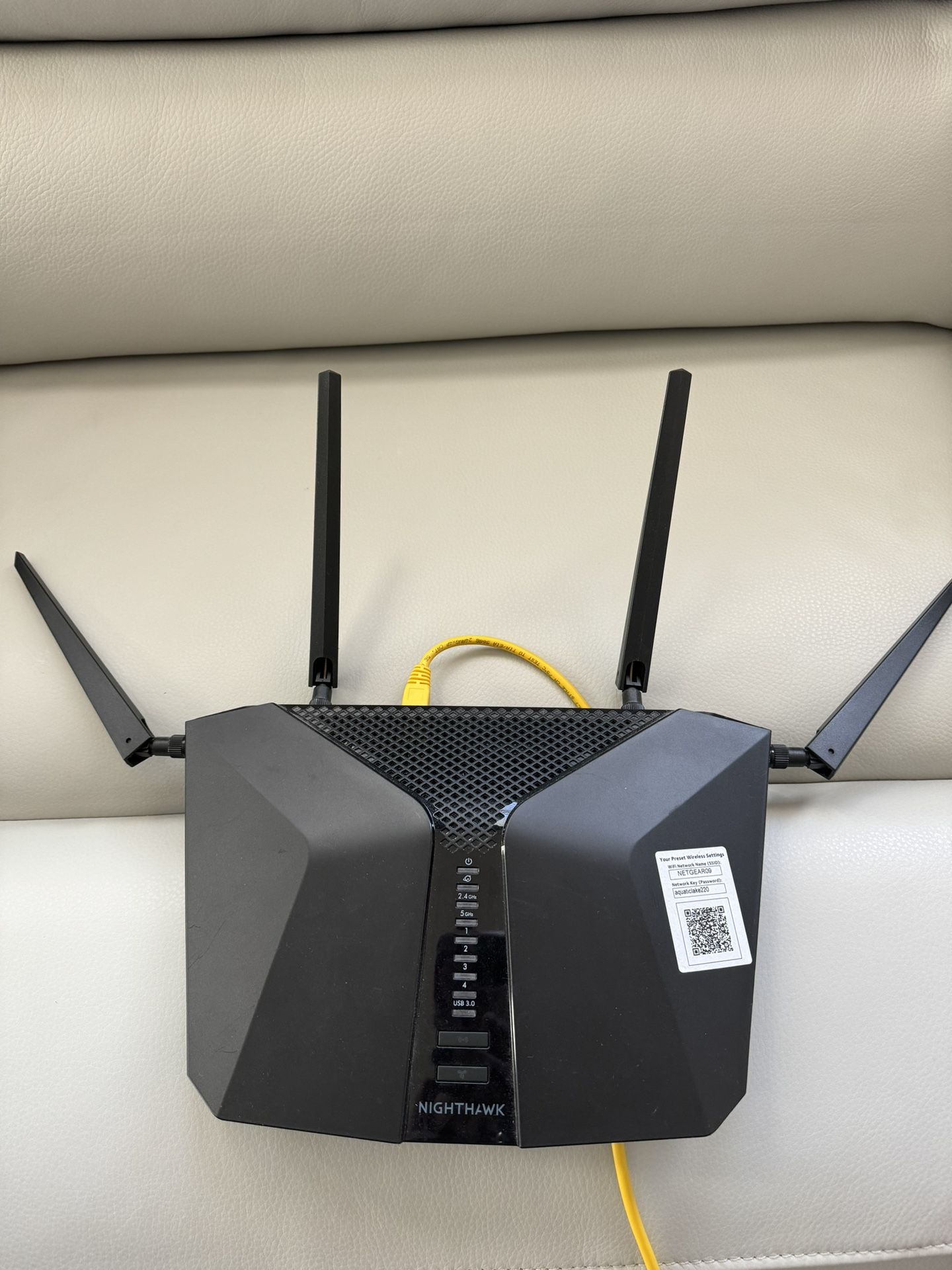 Netgear nighthawk ax4300 WiFi 6 mesh router 