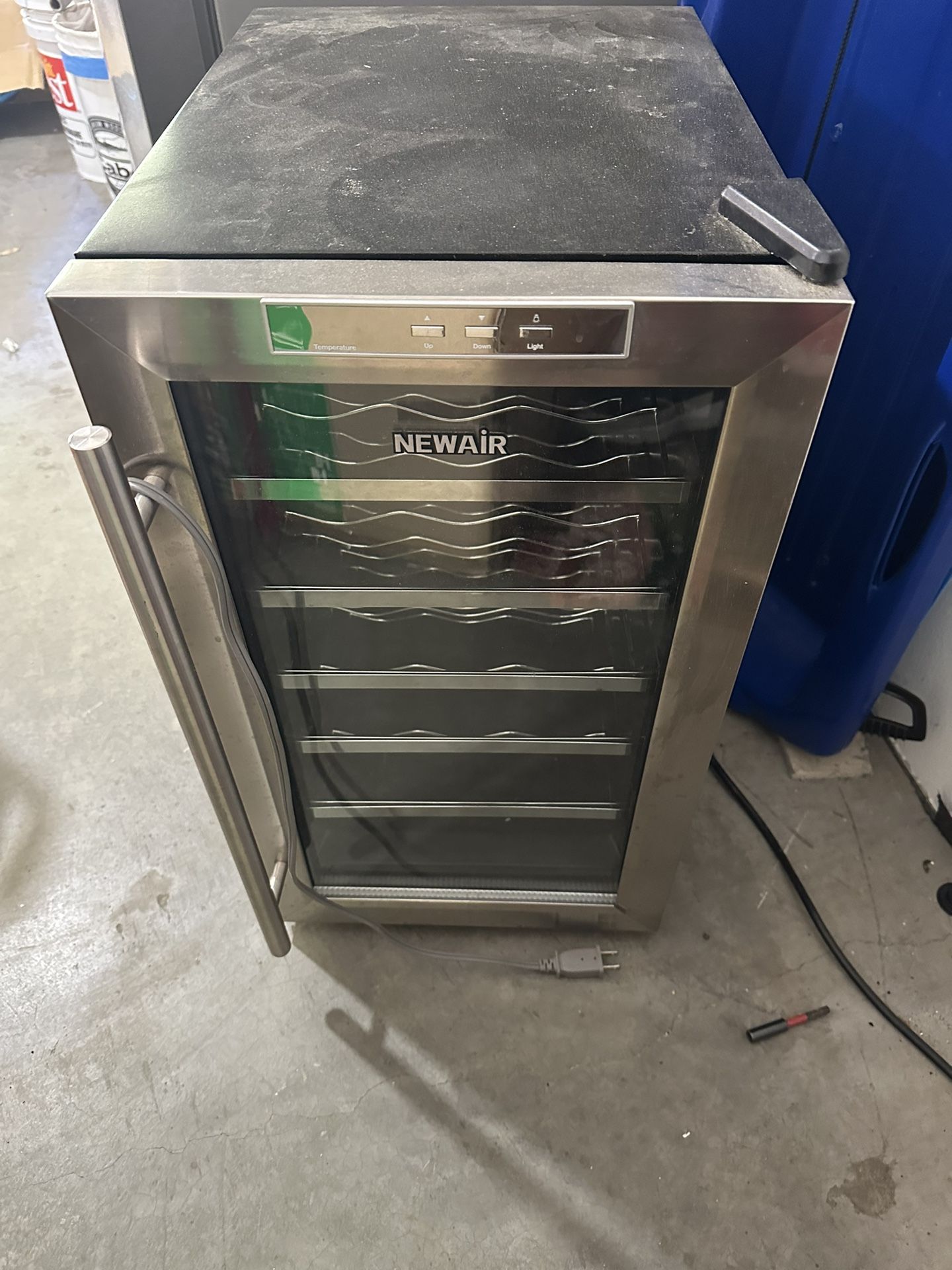 Free Wine Fridge Does not Cool Well for Sale in Lake Arrowhead, CA