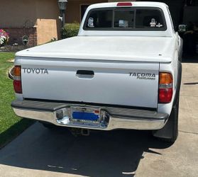 Toyota Tacoma hard top bed lid