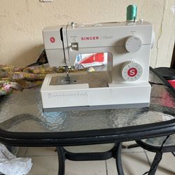 Makina De Coser Singer Está Nueva Funciona Muy Bien. 