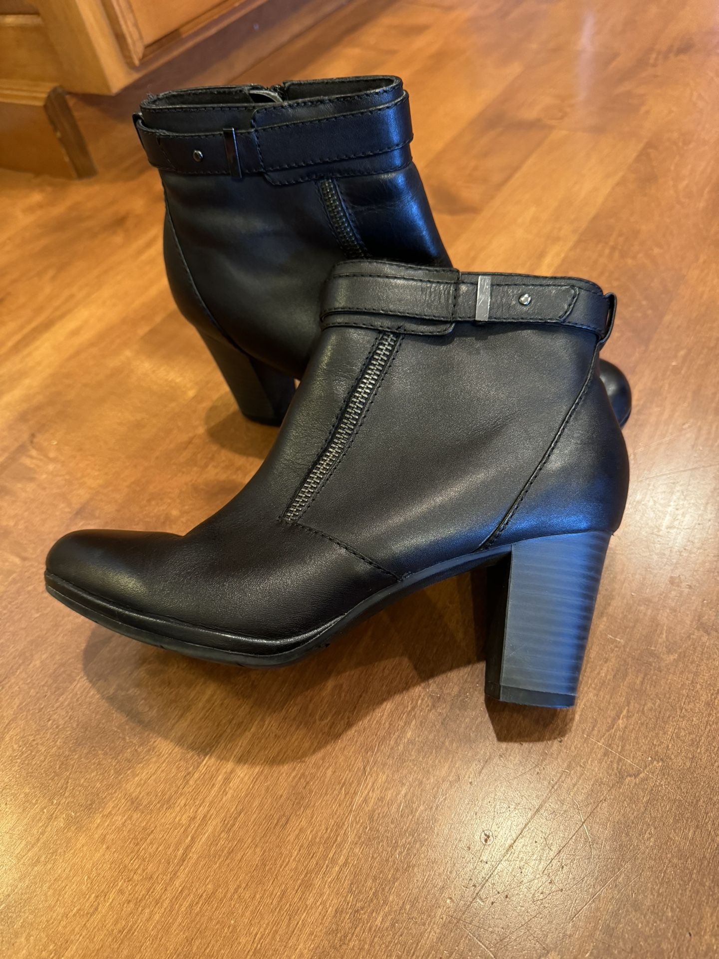 Women’s Clarks collection, leather ankle boots shipping available