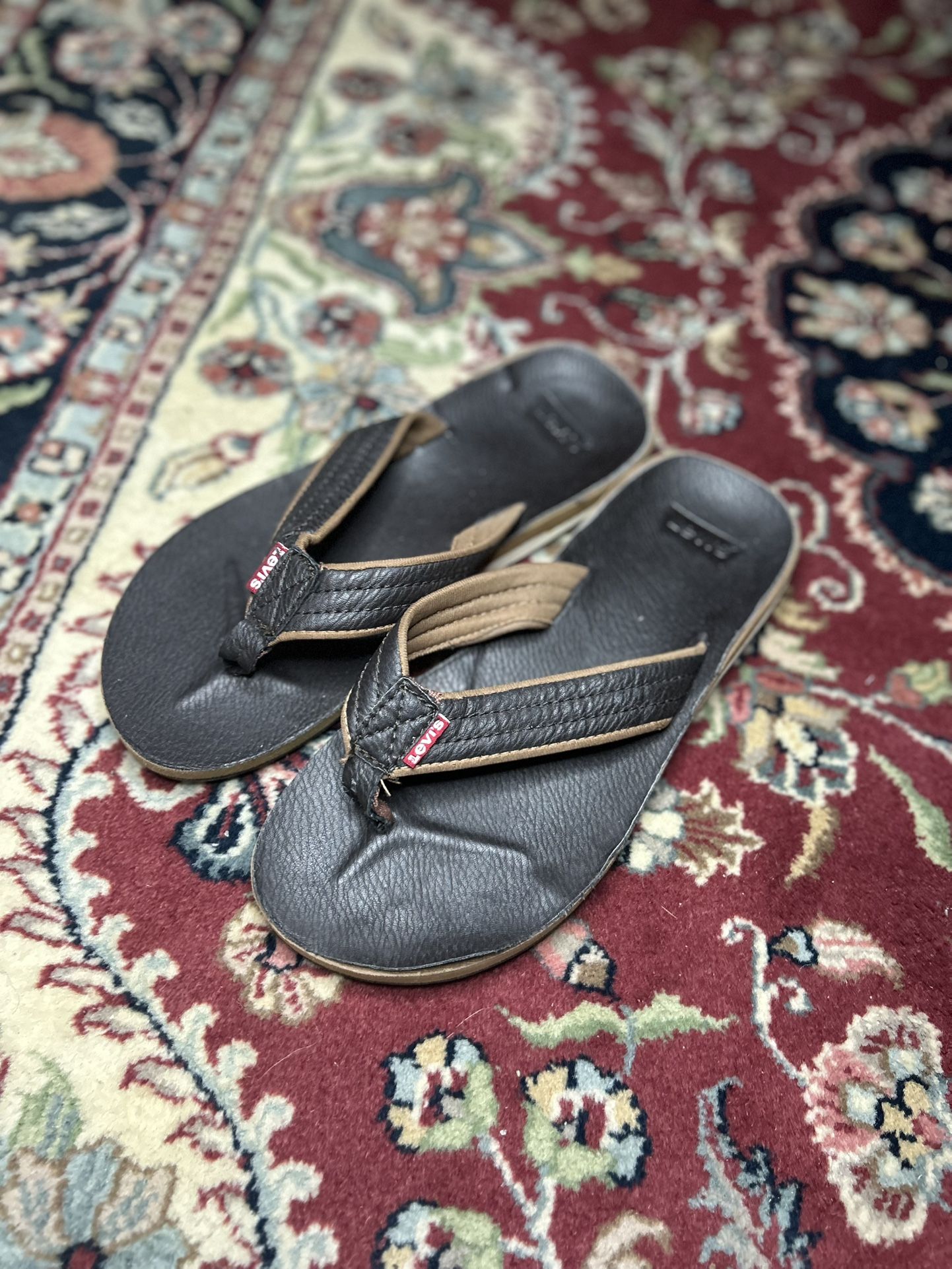 Men’s Size 9.5–10 Levi’s Flip Flops – Brown – Great Summer/Beach Wear