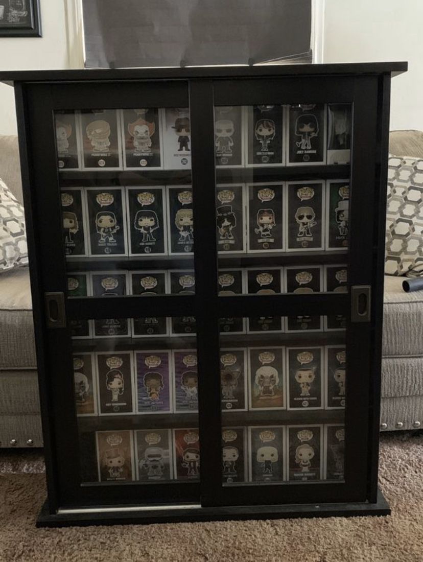Glass display cabinet 💥FIRM PRICE💥NO TRADES💥PICK UP ONLY💥THE POPS ARE NOT INCLUDED JUST THE DISPLAY CASE IS FOR SALE💥