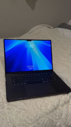 Barely Used Apple MacBook Pro 16" M5 Pro 24GB RAM 1TB SSD macOS Tahoe Black
