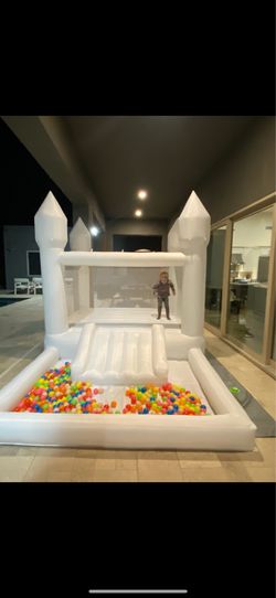 Like NEW white bouncy house castle with balls and ball pit