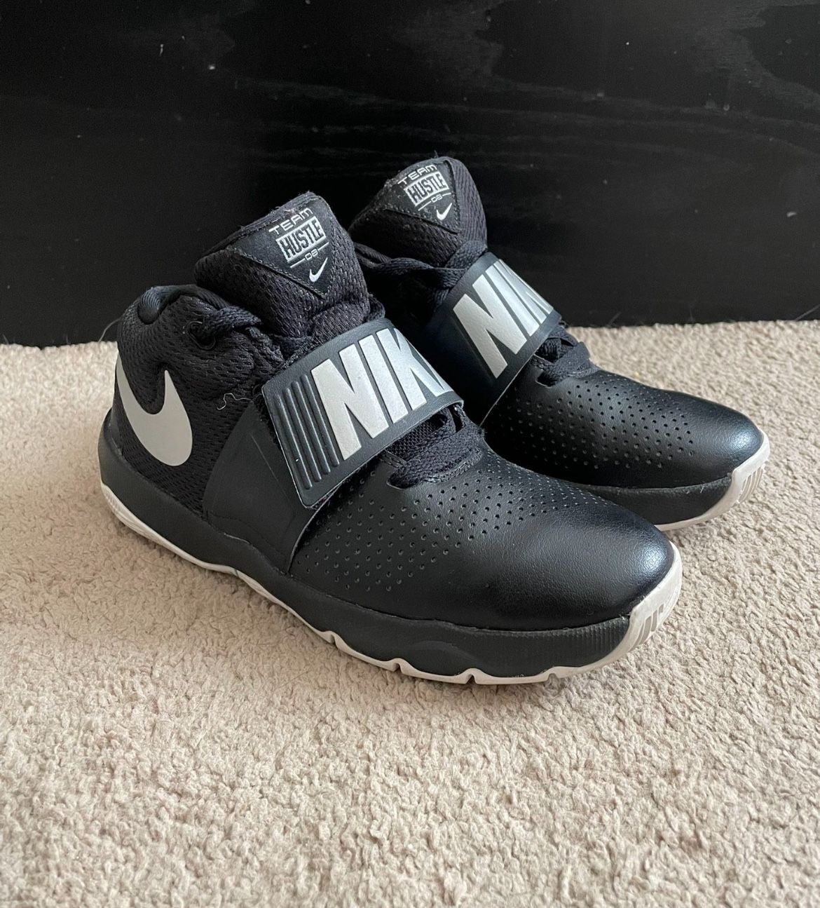 Nike Team Hustle D 8 (GS) Size 5Y