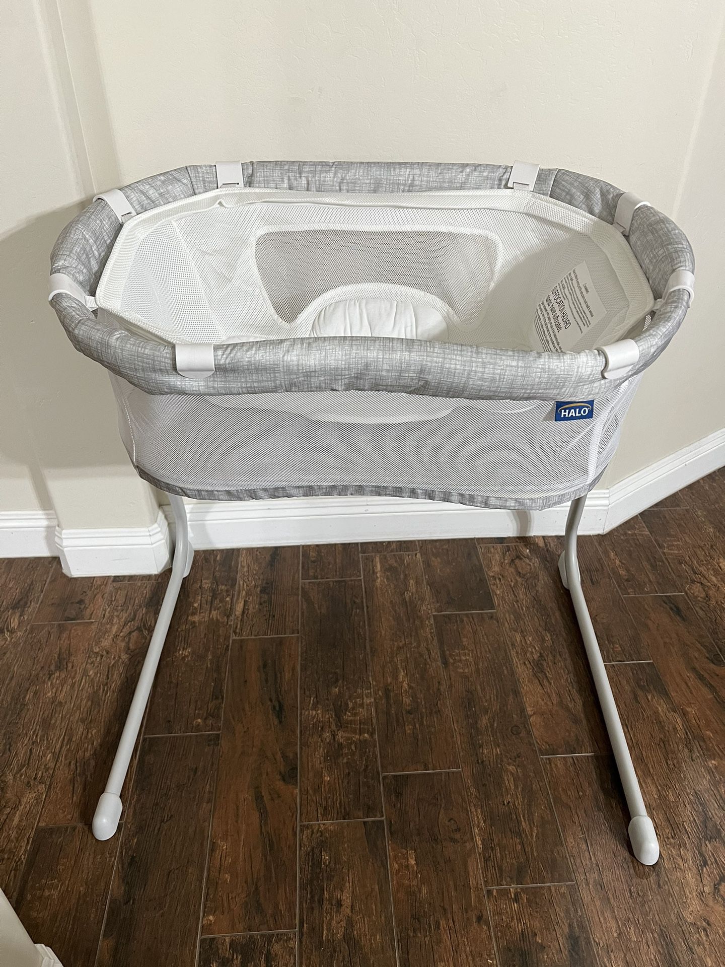 Brand New Halo Bassinet with Snuggle Attachment
