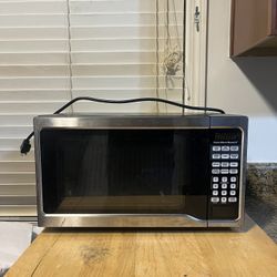 HAMILTON BEACH MICROWAVE • LIKE NEW