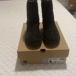 Women’s Classic Short Uggs Size 5 (black)