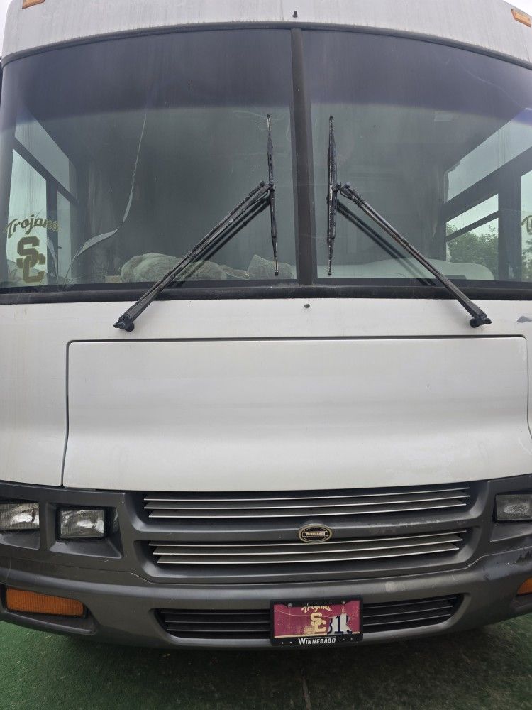 2001 Winnebago Adventurer