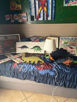 Dinosaur lamp and picture decor