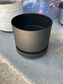 New Black Self-Watering Planter with Drainage Tray 12d 11h