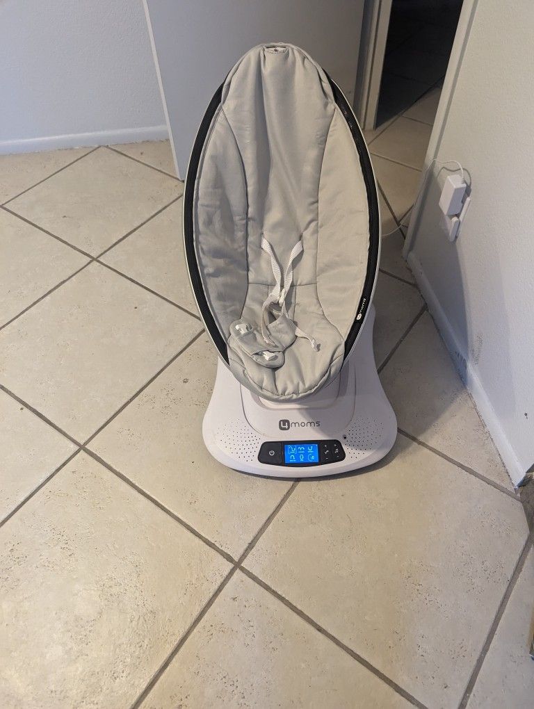 4Moms Mamaroo  Bluetooth Baby Swing  w/5 Unique Motions 