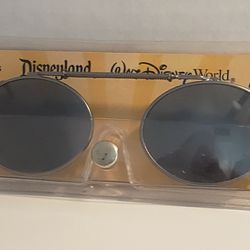 WALT DISNEY WORLD DISNEYLAND CLIP ON SUNGLASSES WITH CASE * NEW WITH TAGS *.