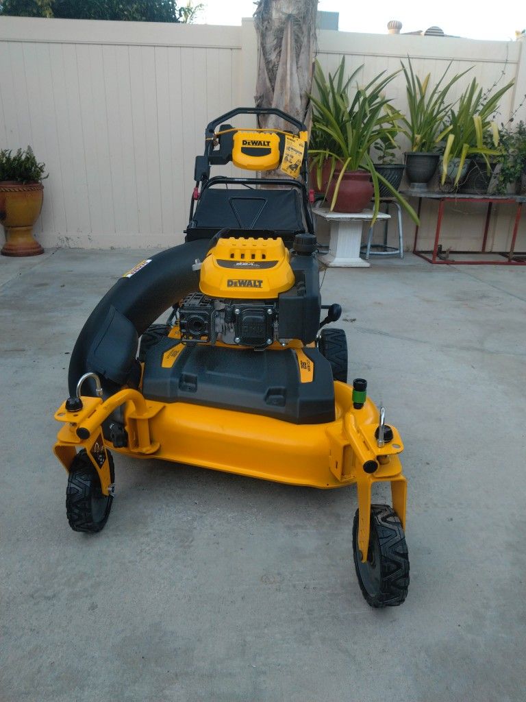 DeWalt 28" 224cc Commercial Lawn Mower