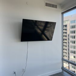 TELEVISION WITH MOUNT