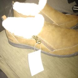 Brand New Never Worn Wemons Shoes Size 7