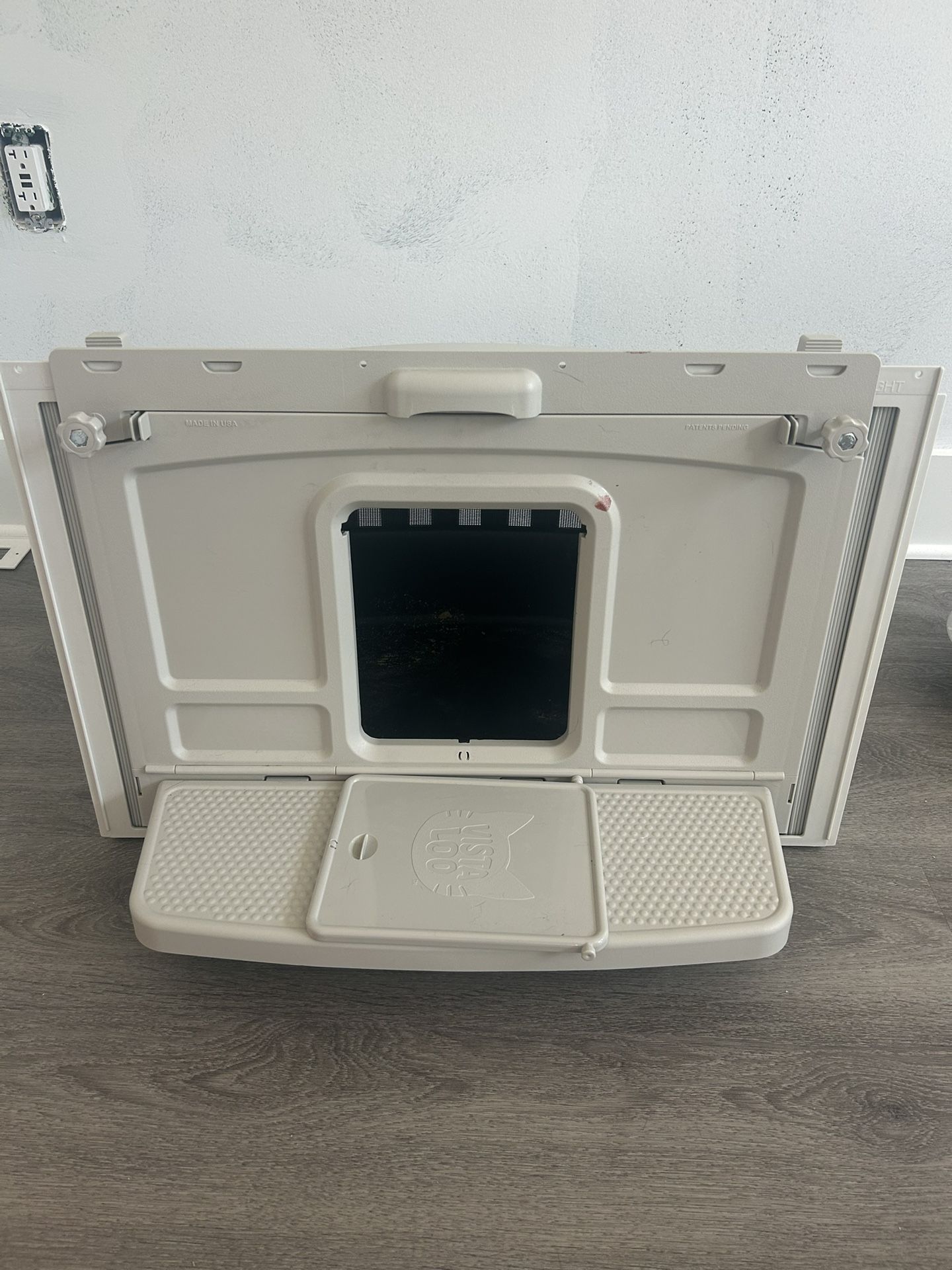 Vistaloo For cats (Vertical Windows ONLY (26” - 36” Wide)