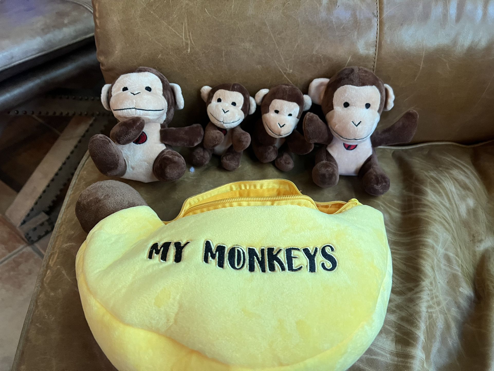 Plush Monkeys Toy Set with Banana Carrier / KIDS