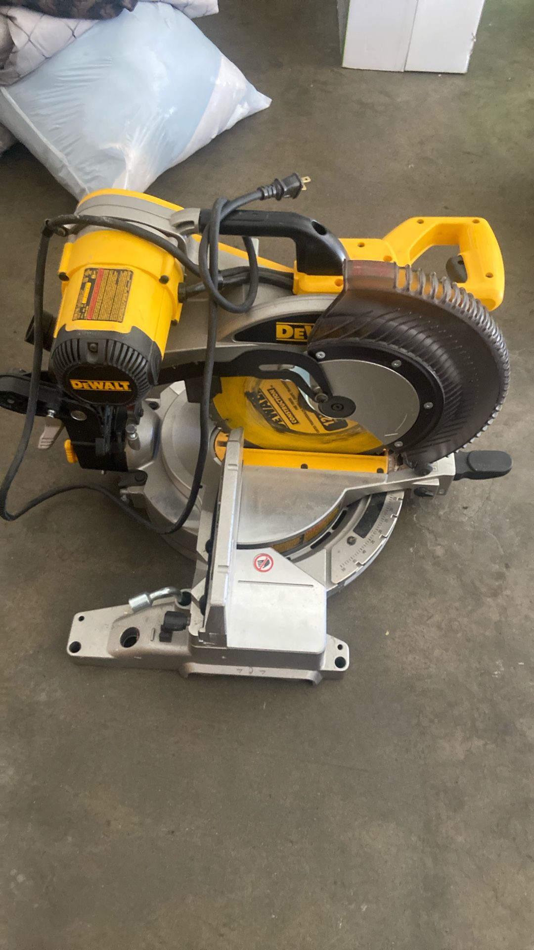 Dewalt Dual Bevel Compound Corded Miter Saw