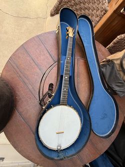 S.S Stewart banjo late 1800s to 1905 great shape its a 5 string comes with case