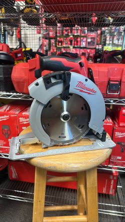 Milwaukee M18 18V Lithium-Ion Brushless Cordless 7-1/4 in. Circular Saw (Tool-Only)