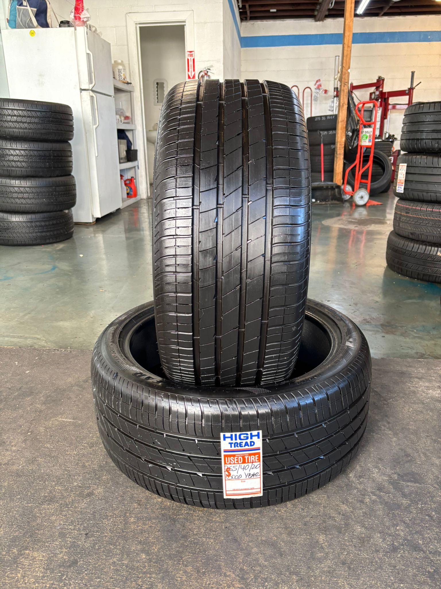 255/40/20 GOOD YEAR 2 TIRES SEMI NEW - DOT 2024