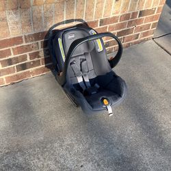 Chicco Keyfit 35 Car Seat - Great condition!