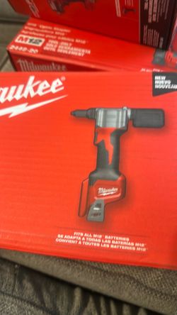 Milwaukee M12 Cordless Rivet Tool